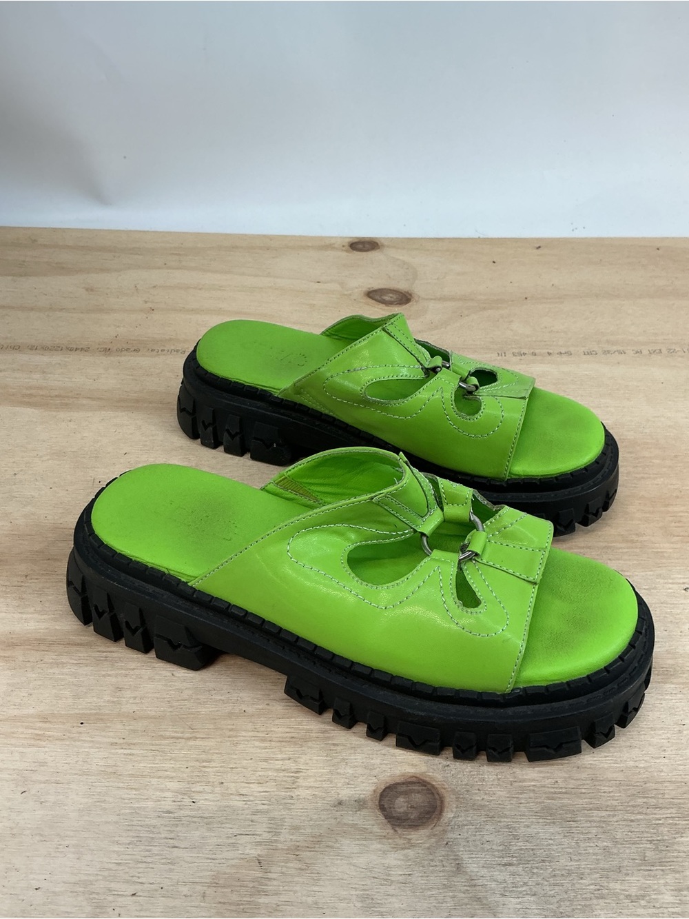 dELiA*s Bright Green Chunky Slide Sandals with Flower Cutout Size 8M - Picture 3 of 6
